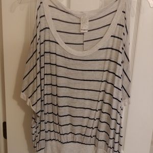 Light gray and navy open sleeve shirt